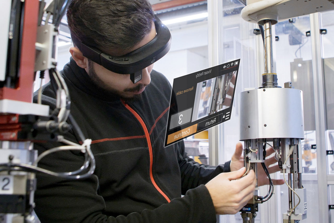 Mechanic working cabelling with AR
